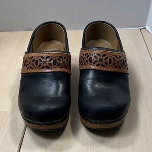 Dansko Black Leather & Brown Stencil Cut
Design Clogs Women’s Size 37 US 5.5-6